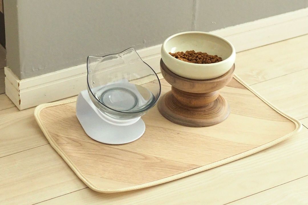 ラグリエのペット用食事マットmogmog 木目柄の上にフードボウルと水皿を置いた使用例