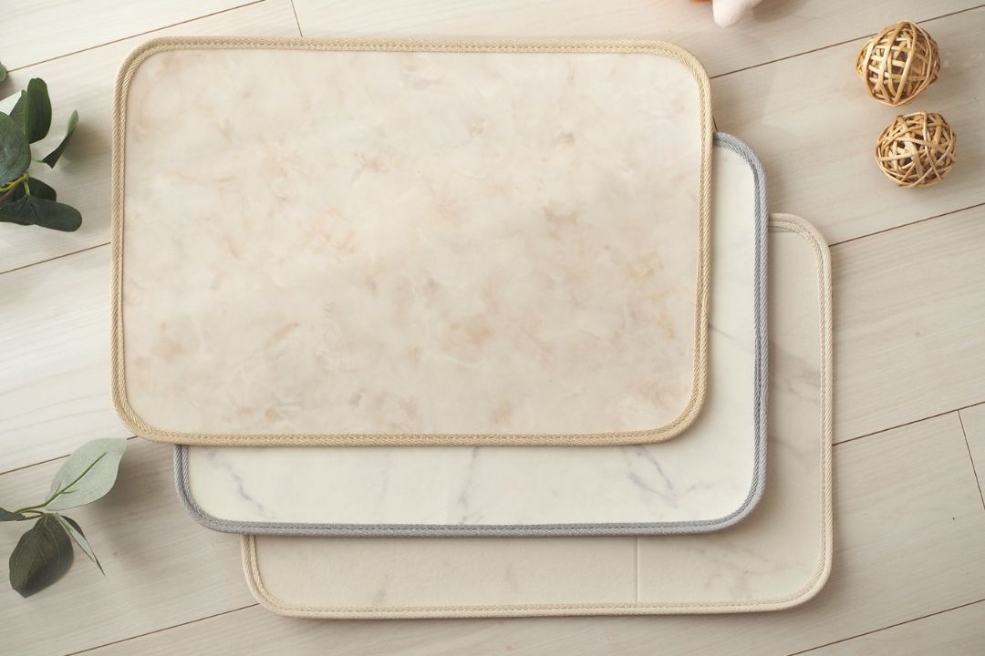 ラグリエのペット用食事マットmogmog 大理石柄セット ベージュ系とホワイト系のストーン調デザイン3枚を重ねたイメージ フローリングに設置