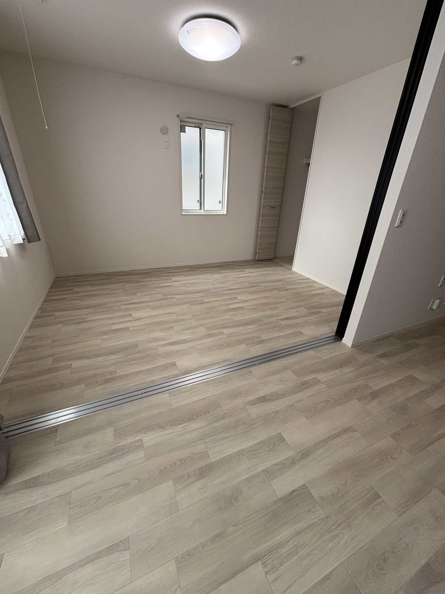 ラグリエのペットマット〈エッセンシャルバーチ〉を二部屋に敷き詰めた施工後の様子。明るい木目で統一され、フローリングよりすべりにくい床に整った床DIY事例。