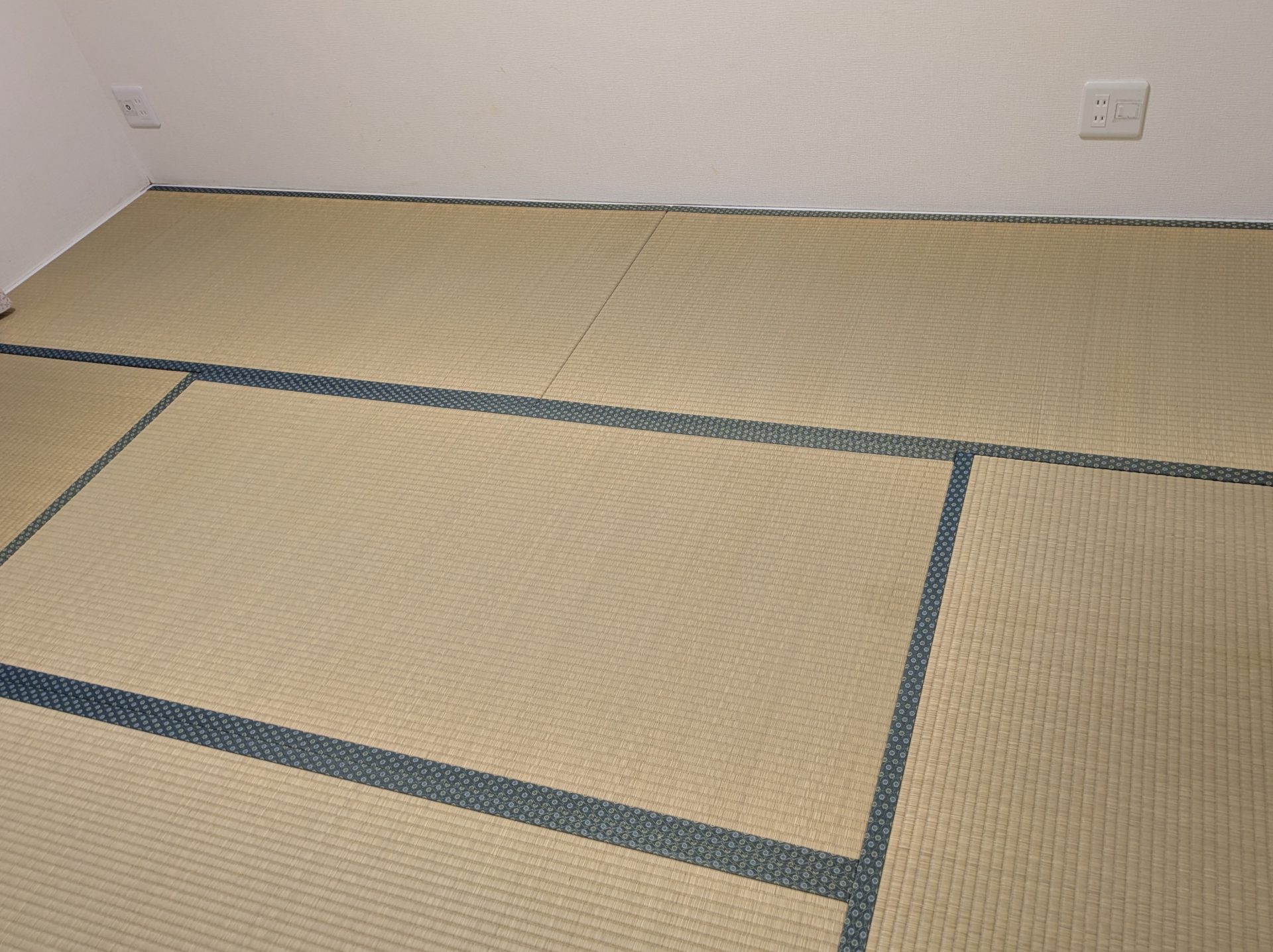 畳の和室の床の状態。ペットマット施工前の様子で、和室をペットのお世話スペースとして活用予定の空間。