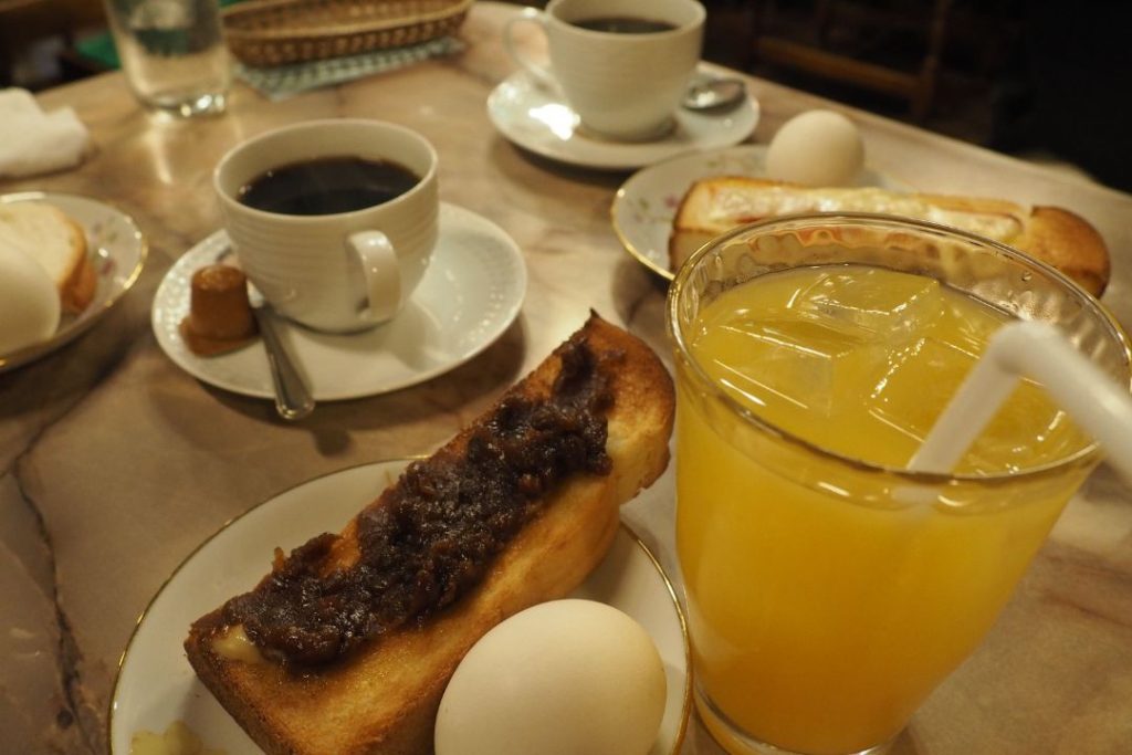 喫茶エーデルワイスでいただいたモーニング。小倉トースト、ゆで卵、コーヒー、オレンジジュースが並ぶ名古屋らしい喫茶店の朝食。