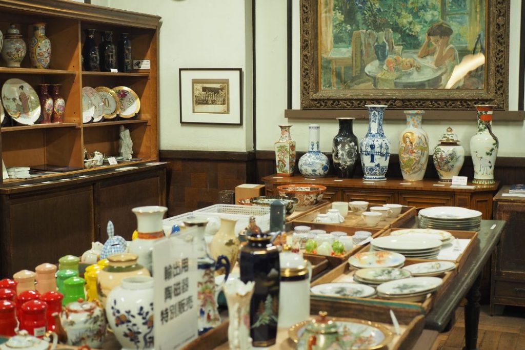 名古屋陶磁器会館に展示販売されていた急須や茶器。細かな柄が描かれた白地の陶磁器がガラスケース内に並ぶ展示。