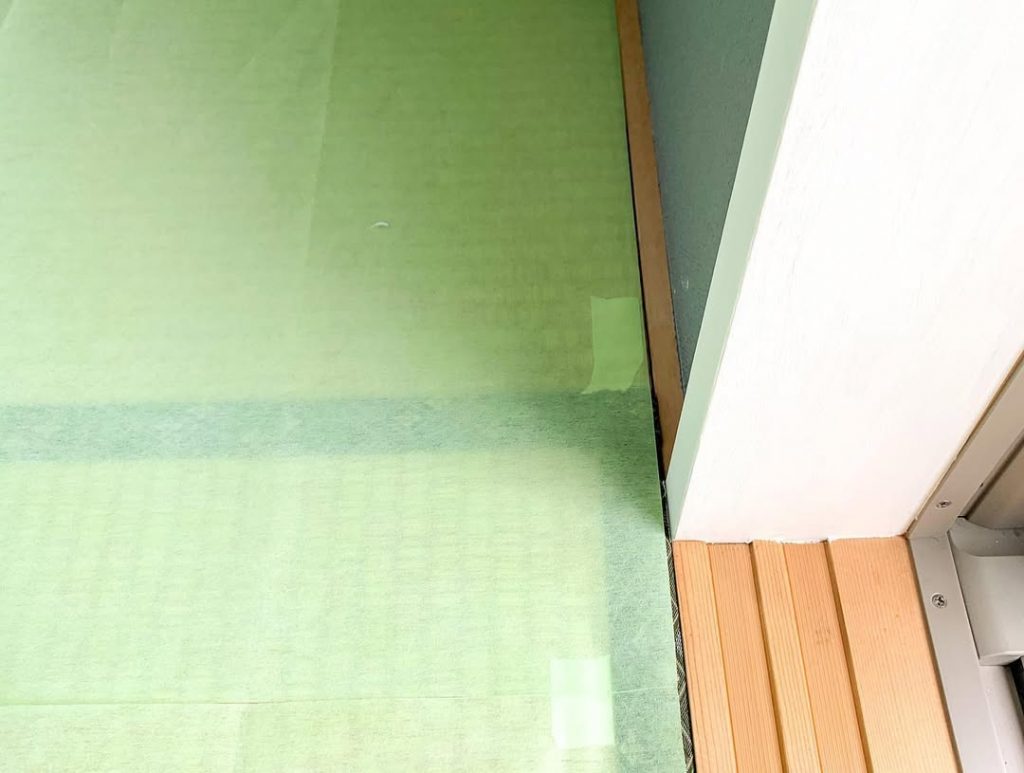 防ダニ・抗菌シートの継ぎ目をテープで固定しながら畳全体に敷き詰めた様子