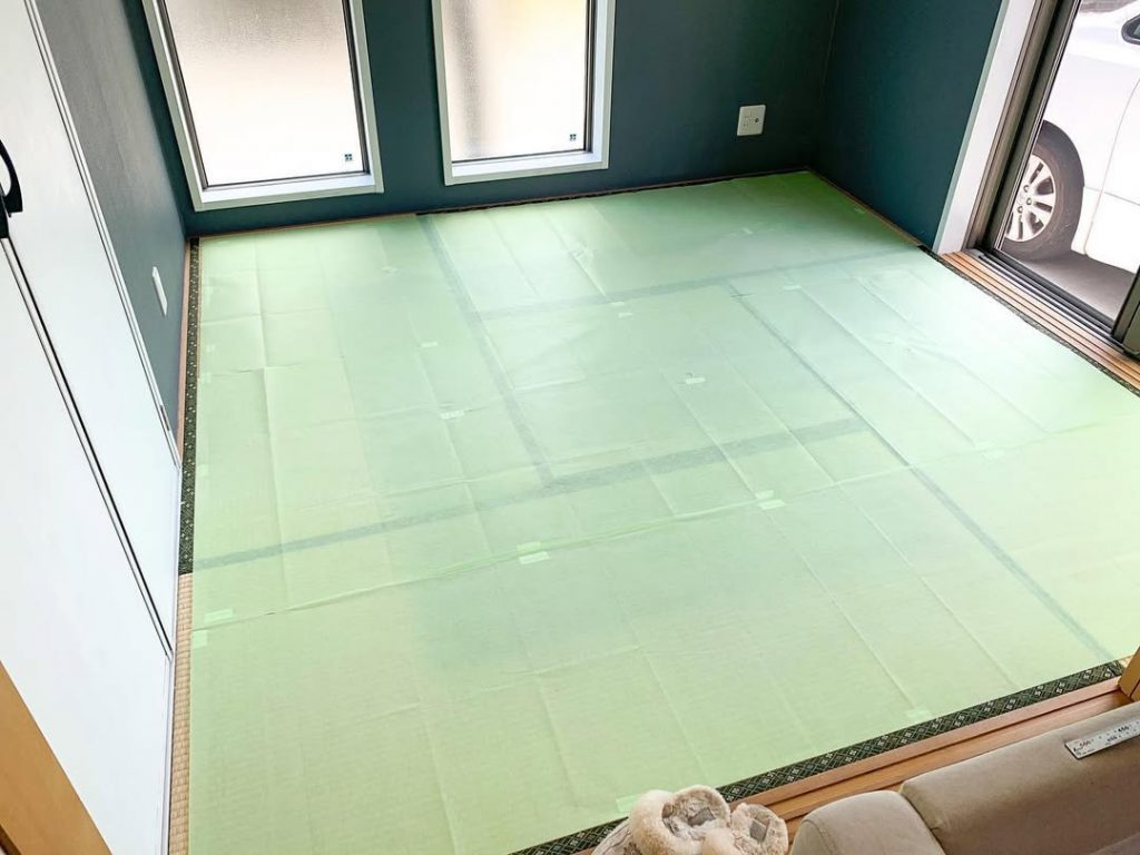防ダニ・抗菌シートを敷き終え、クッションフロア施工前の下地準備が完了した和室の様子