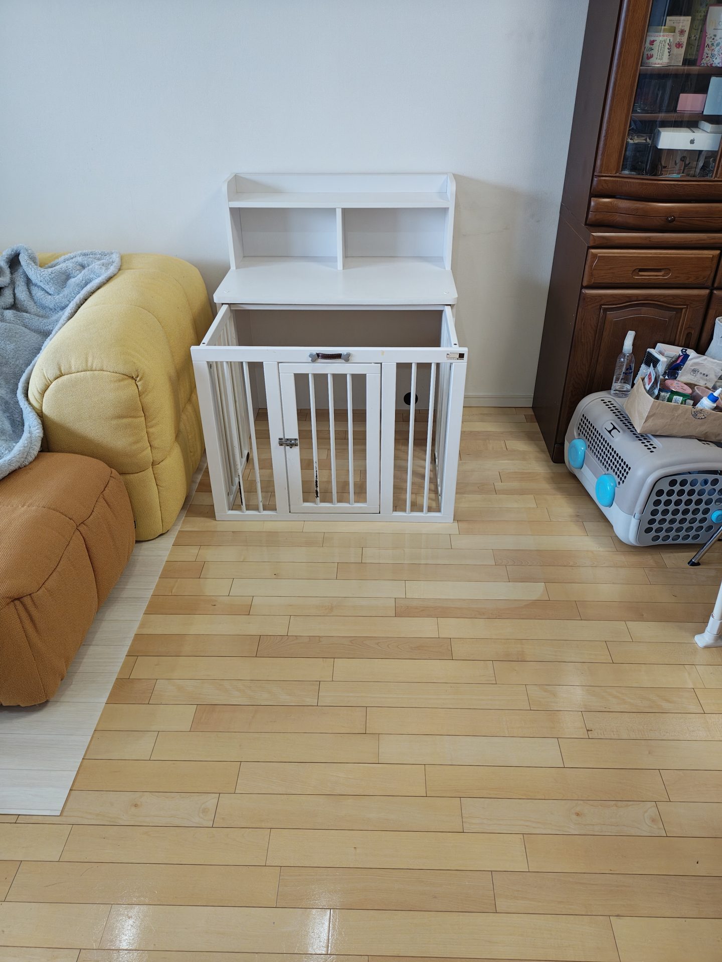 ノーザンオークのペットマットを敷く前のペットサークル周辺。幼犬の足の負担を考えて床を整える前の状態。