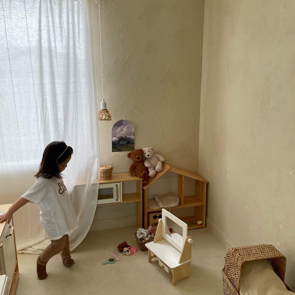 モルタル風の床のキッズスペースで遊ぶお子さま