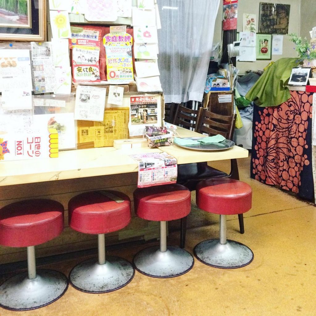 豊橋の甘党トキワの店内。赤い丸椅子が並ぶ昔ながらの甘味処