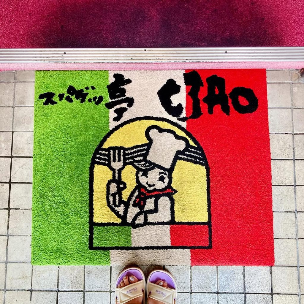スパゲッ亭チャオのロゴが描かれた入口のマット