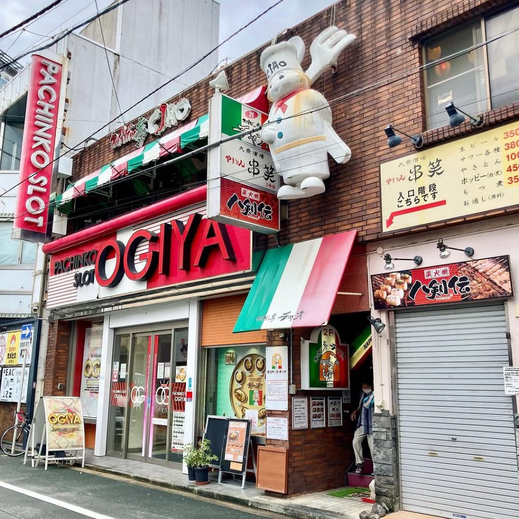 豊橋駅前のパチンコ店とスパゲッ亭チャオが入るレトロな商業ビル外観