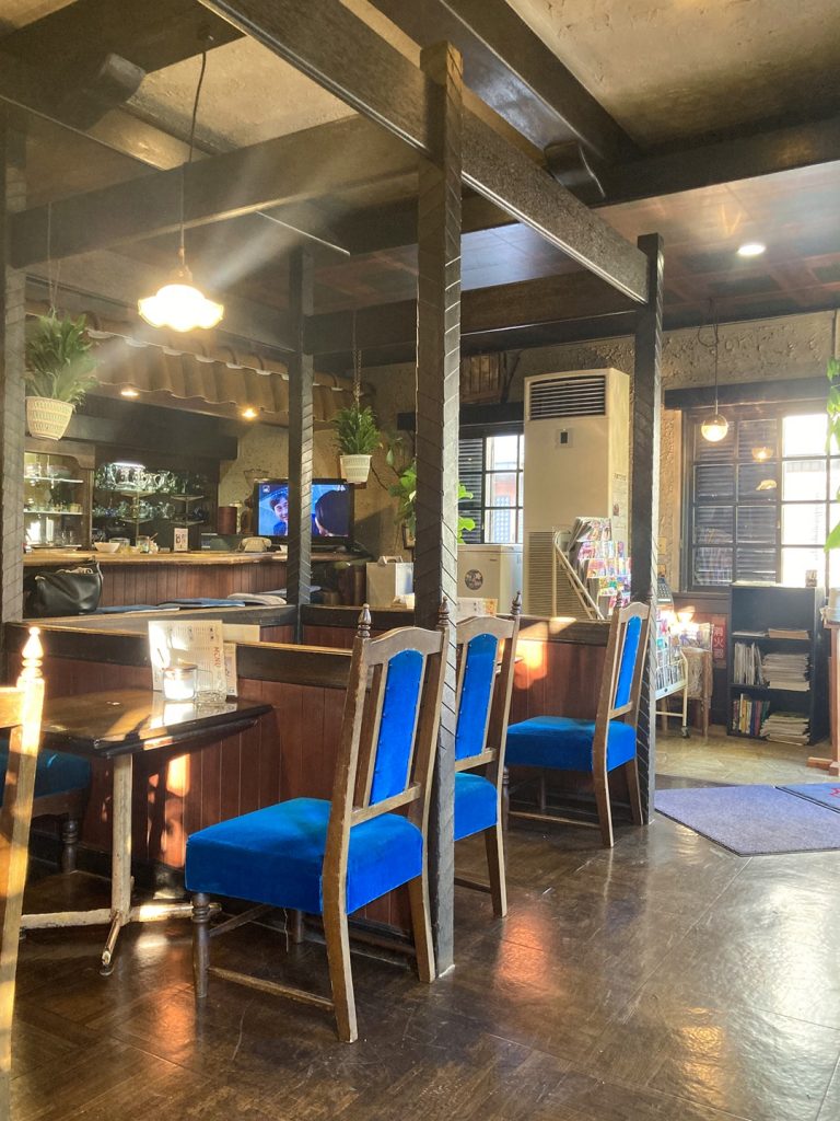 純喫茶びーどろの店内。ブルーの椅子と木の柱が印象的な喫茶空間