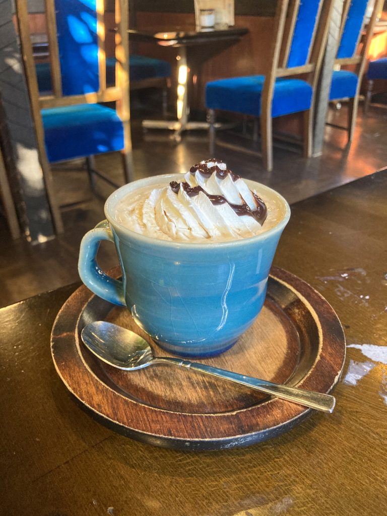 純喫茶びーどろのブルーのカップに入ったクリームのせドリンク