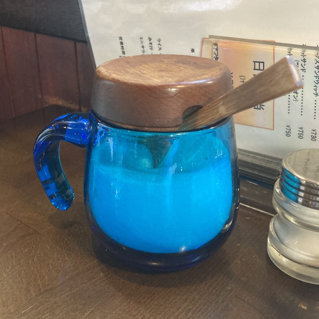 純喫茶びーどろの店内で見つけたブルーのシュガーポット