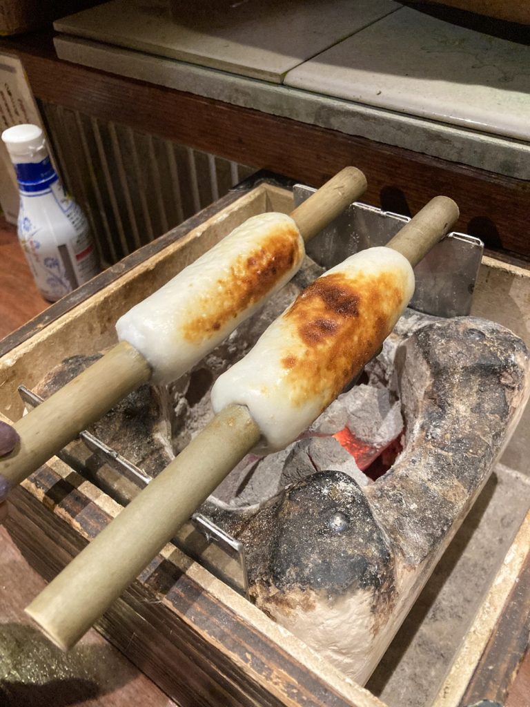 広小路でんでんで炭火にかざして焼く豊橋名産ヤマサのちくわ