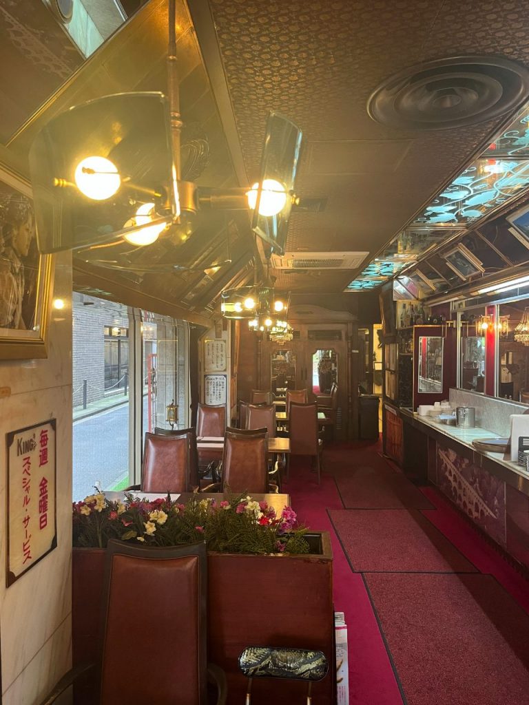 コーヒーの大学院 ルミエール・ド・パリの赤い絨毯が続く昭和レトロな店内