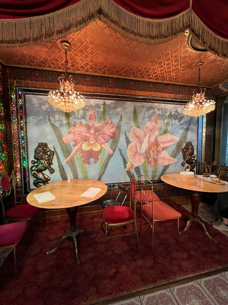 コーヒーの大学院 ルミエール・ド・パリのオーキット特別室と花のモザイク画