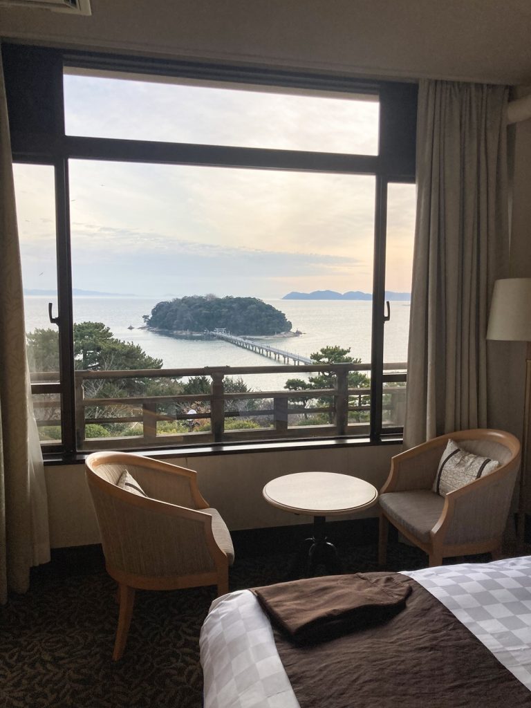 蒲郡クラシックホテルの客室から見える竹島と三河湾
