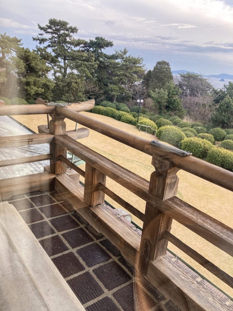 蒲郡クラシックホテルの窓手すりとクリンカータイル