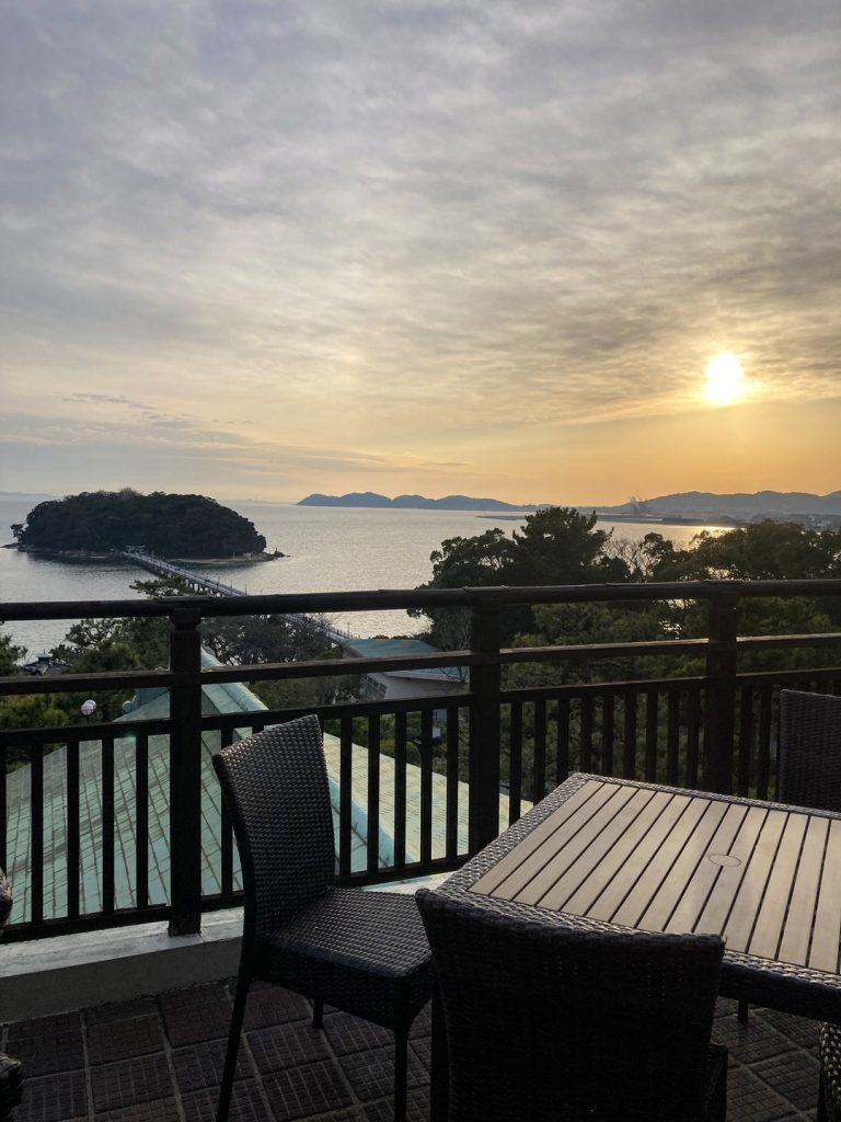蒲郡クラシックホテルのラウンジ・バーのテラスから眺める夕暮れの三河湾と竹島
