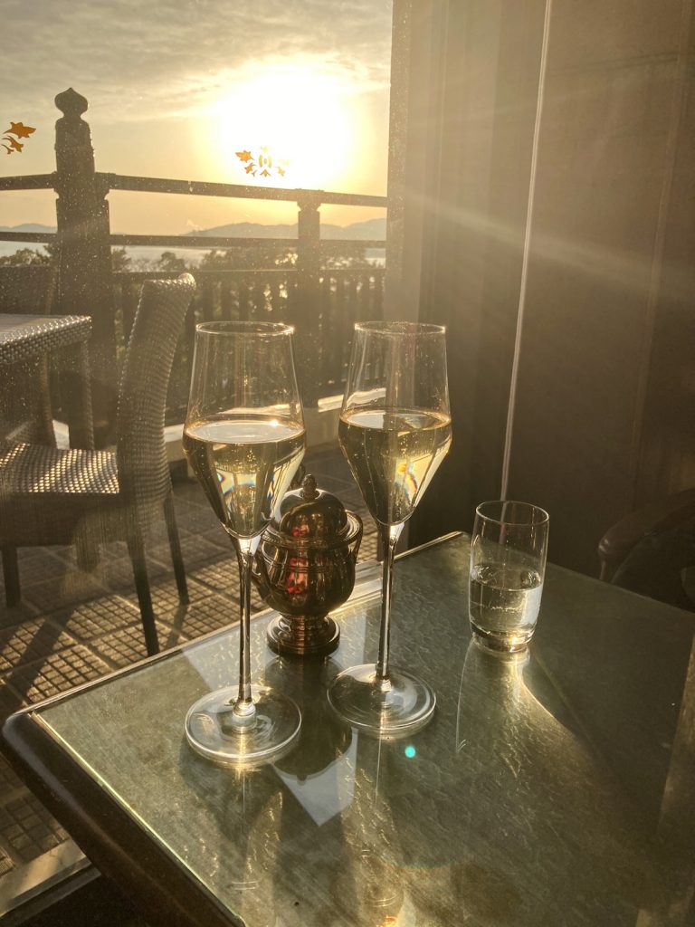 蒲郡クラシックホテルのラウンジ・バーで夕日を眺めながら楽しむグラスドリンク