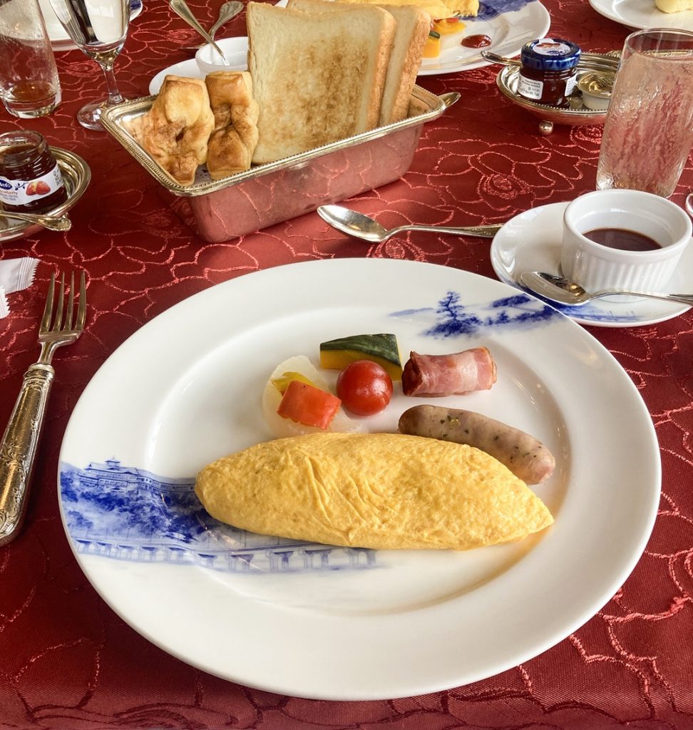 蒲郡クラシックホテルのメインダイニングでいただくオムレツとトーストの朝食