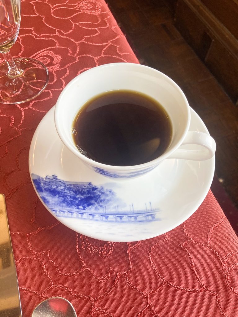 蒲郡クラシックホテルと竹島橋が描かれたコーヒーカップのソーサー