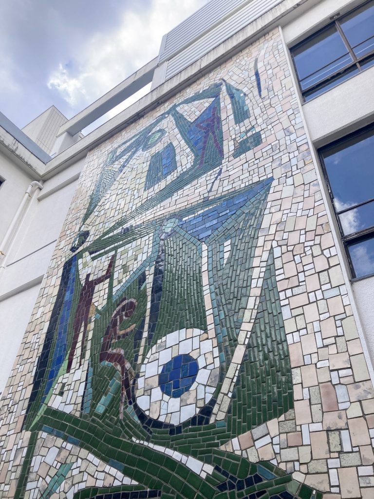 蒲郡市役所の中庭にある泰山タイルの壁画。緑や青のタイルで機織りが描かれている