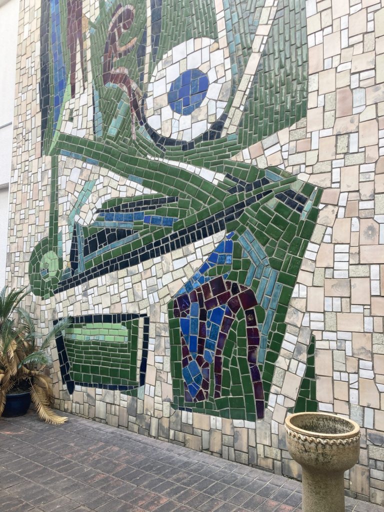 蒲郡市役所の中庭にある大きな泰山タイルの壁画