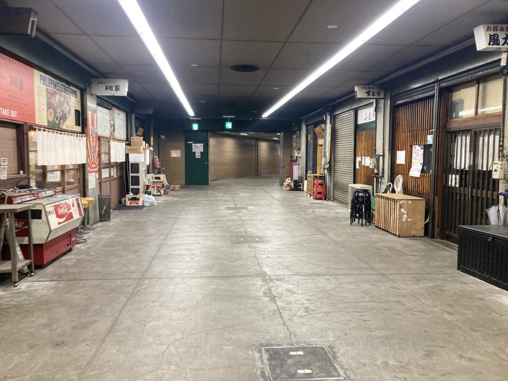 蒲郡北駅前地下街の飲食店が並ぶ通路とコンクリートの床
