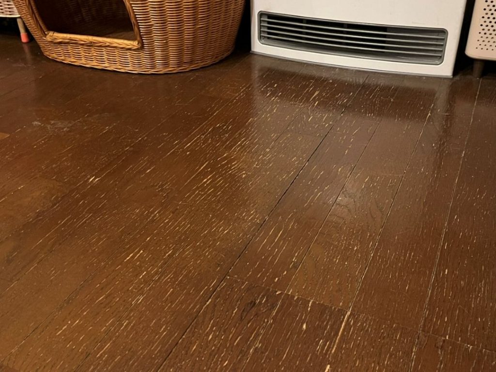 猫の爪跡が残るダークブラウンのフローリング