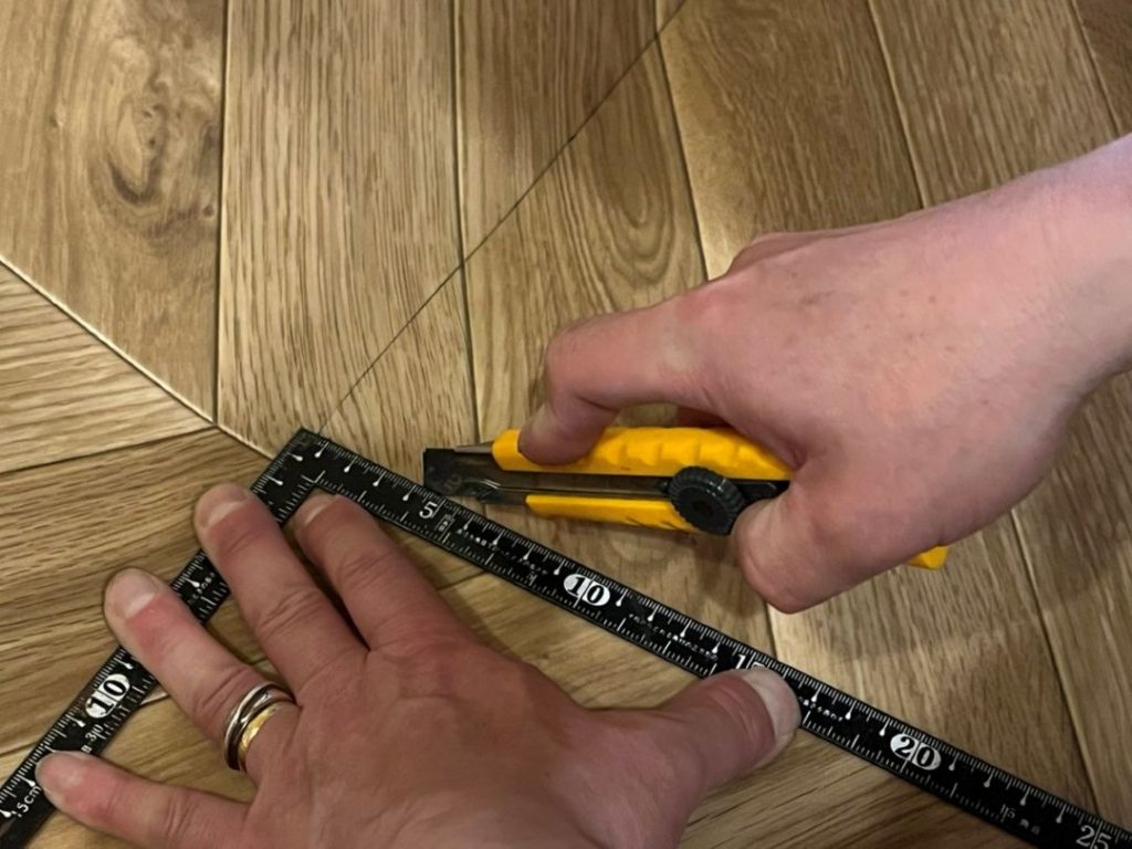 ラグリエのペットマットをカッターでカットしている手元