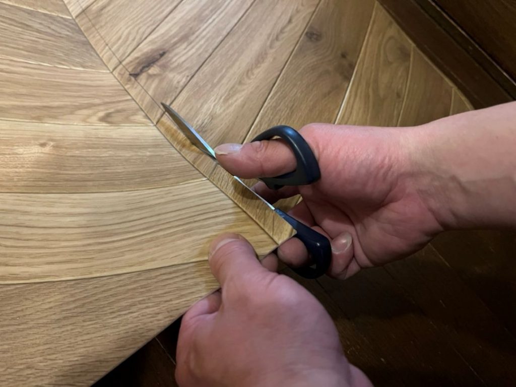 ペットマットをハサミでカットしている様子