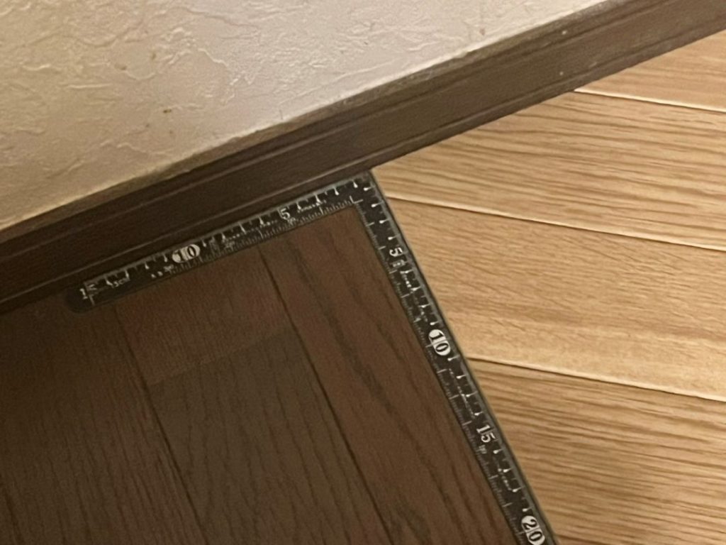 ペットマットの角を差し金で確認している様子
