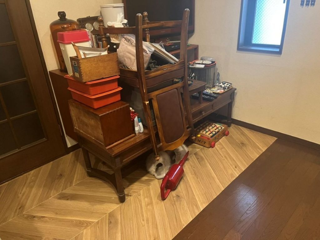 床DIY中のリビングに家具や雑貨を一時的に積み上げた様子
