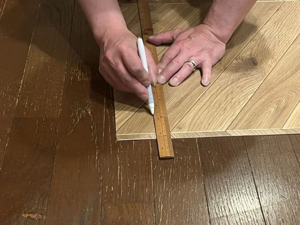 エルカムヘリンボーンの柄を合わせながらペットマットをカットする様子