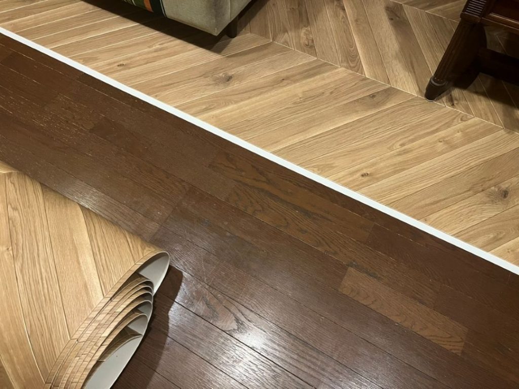吸着滑り止めテープの上にペットマットを重ねて固定する様子