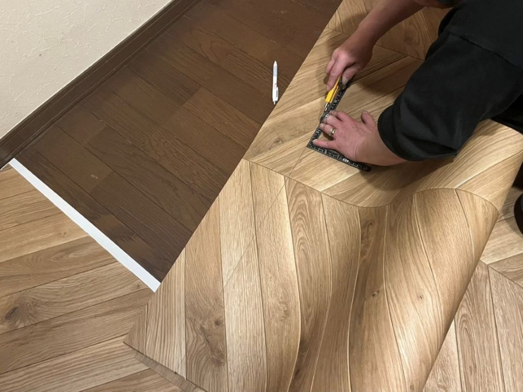 壁際に合わせてペットマットの不要な部分をカットしている様子