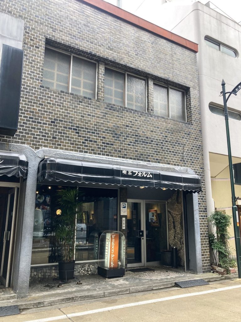 豊橋の喫茶フォルム外観。タイル壁と黒い庇が印象的なレトロな喫茶店