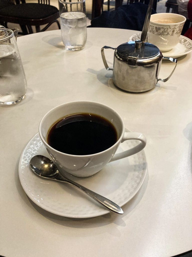 喫茶フォルムでいただいたコーヒーと白い丸テーブル