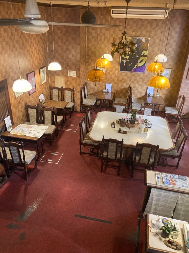 パーラームーミンの2階から見下ろした1階店内とレトロな照明