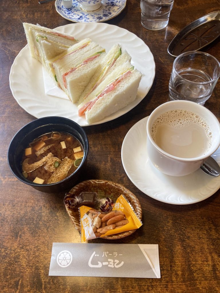 パーラームーミンでいただいたサンドイッチと赤だし、カフェオレのセット