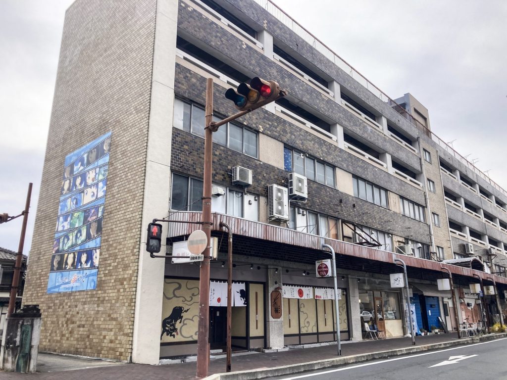 豊橋の水上ビル外観。暗渠の上に連なるレトロなビル群と商店街の風景