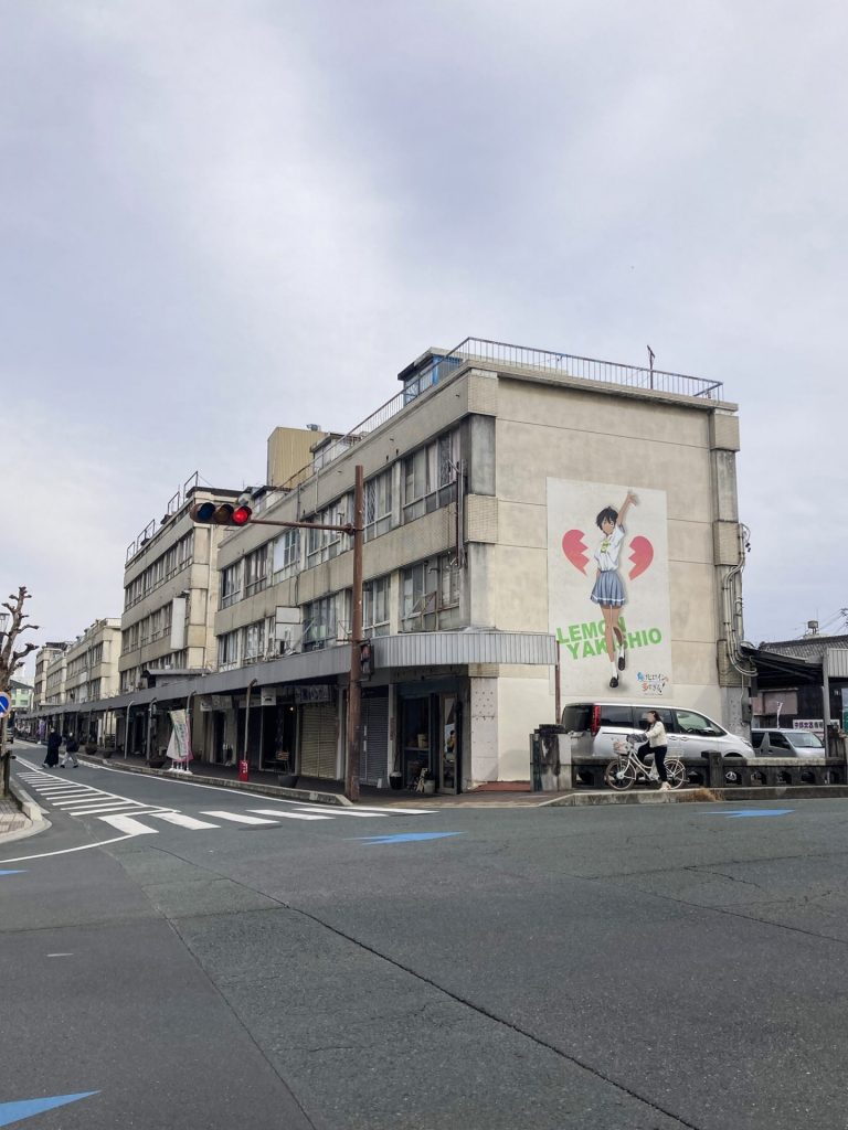 豊橋の水上ビル外観。レトロなビル群と壁面イラストが印象的な街並み