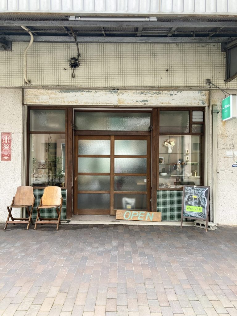 豊橋・水上ビル周辺で見つけた、リノベーションされた店舗の外観とグリーンのタイル装飾