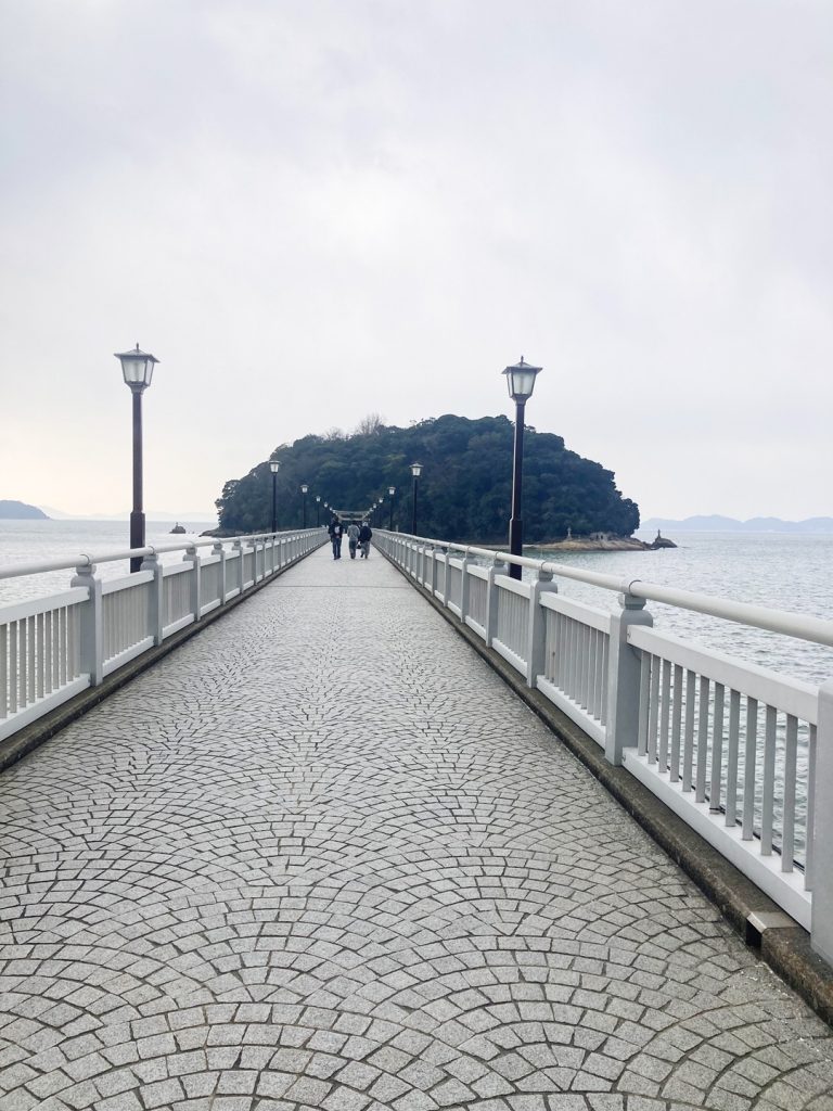 竹島へ続く竹島橋と石畳の道