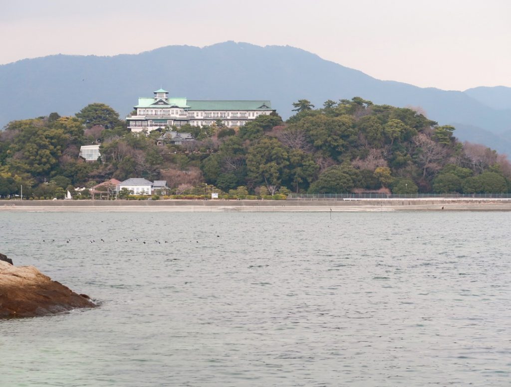 竹島から見える蒲郡クラシックホテルと三河湾
