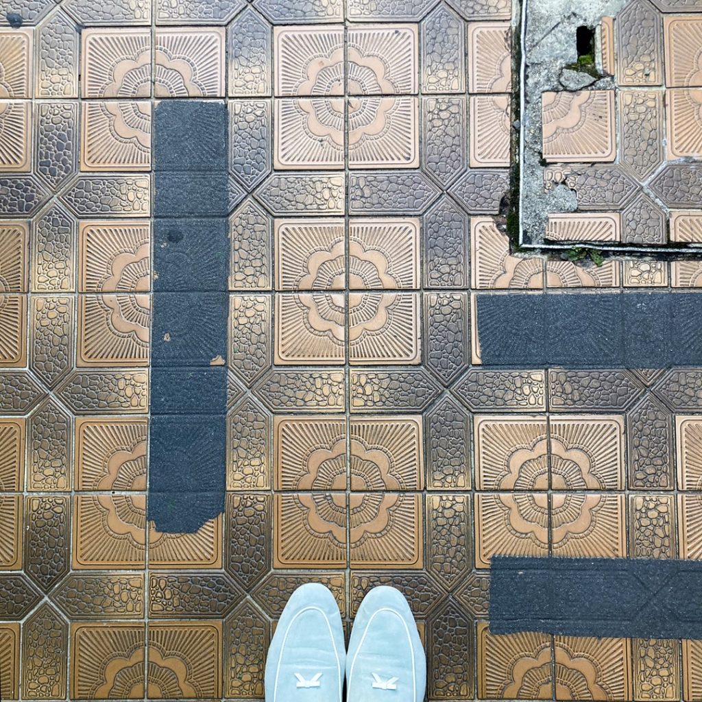 豊橋駅周辺で見つけた花柄のレトロな床