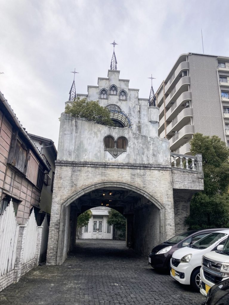 豊橋の住宅街で見つけた、塔やアーチのあるアンティークな建物外観