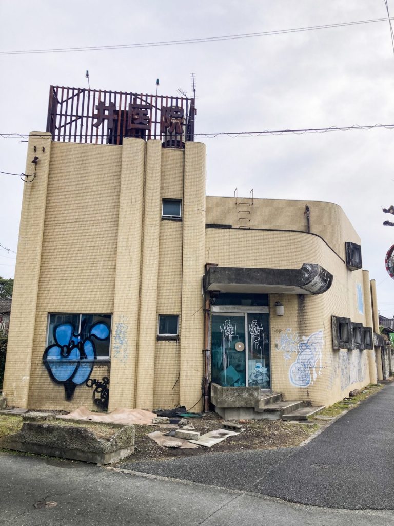 豊橋の街で見つけた、円柱状の外壁と落書きが残るレトロな建物外観