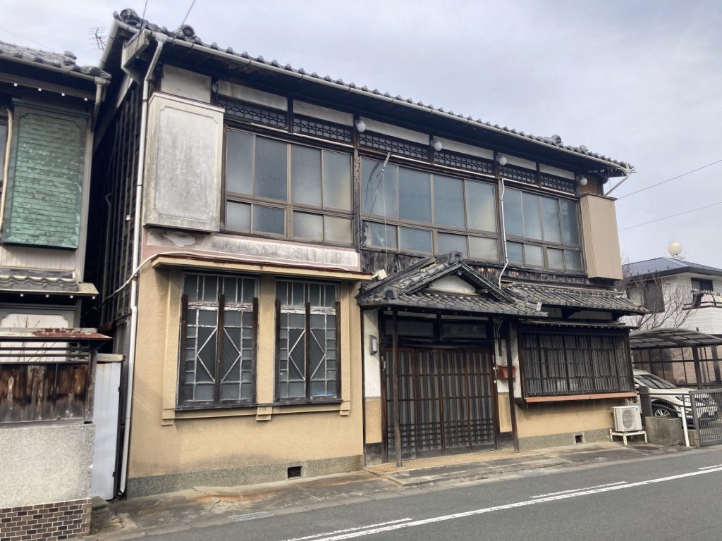 豊橋の街で見つけた、格子窓や木造の意匠が残るレトロな建物外観
