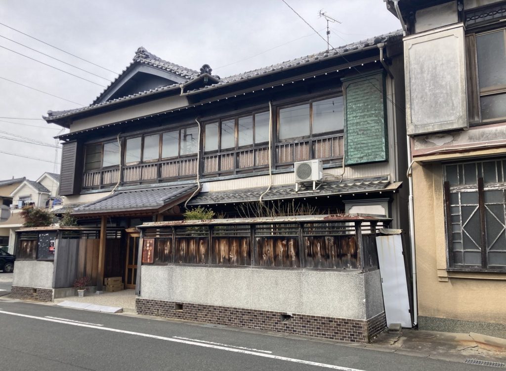 豊橋の街で見つけた、木格子や瓦屋根が残る趣のある建物外観